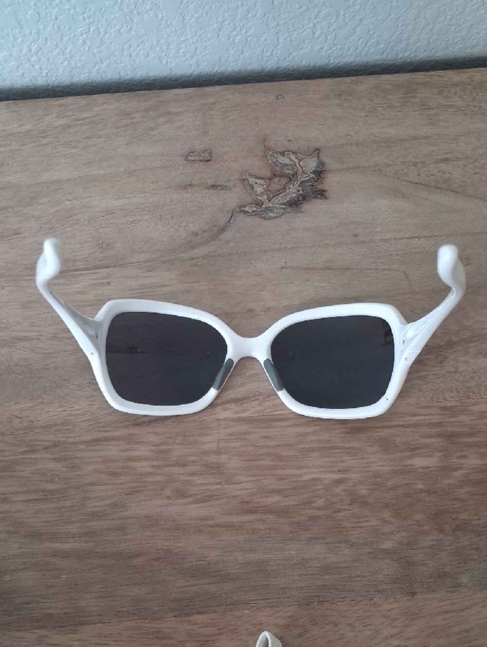 Oversized White Women's Sunglasses with Matching Case - Picture 4 of 5